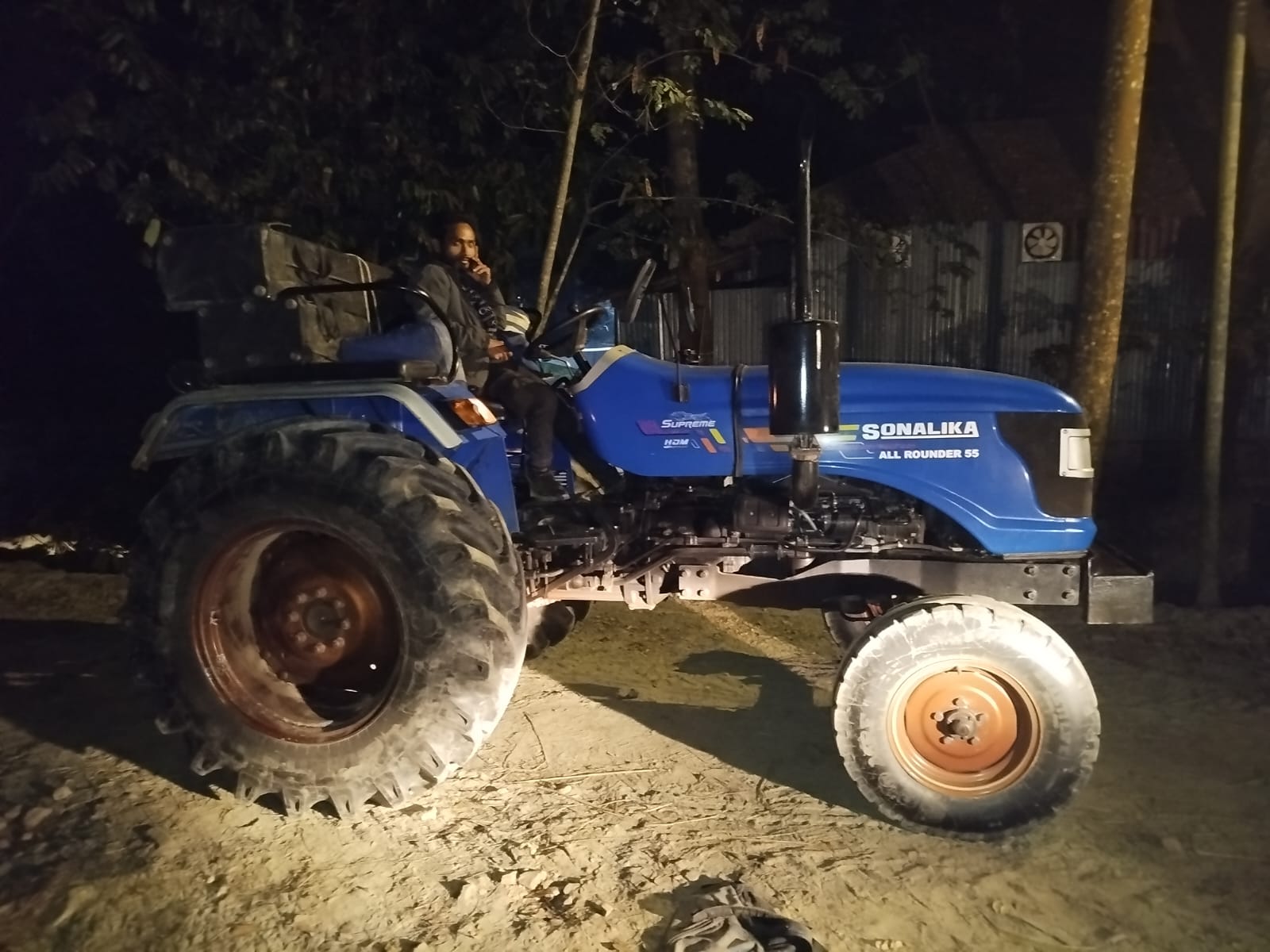 Left view - Sonalika 55 All-Rounder Supr.