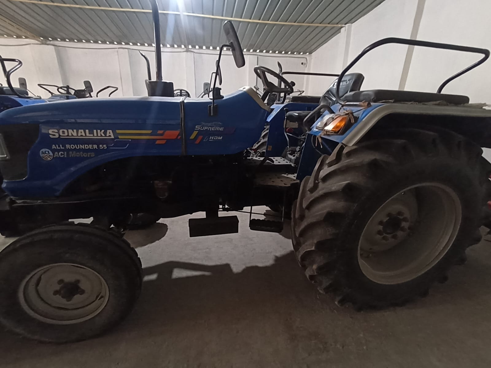 Left view - Sonalika 55 All-Rounder Supr.