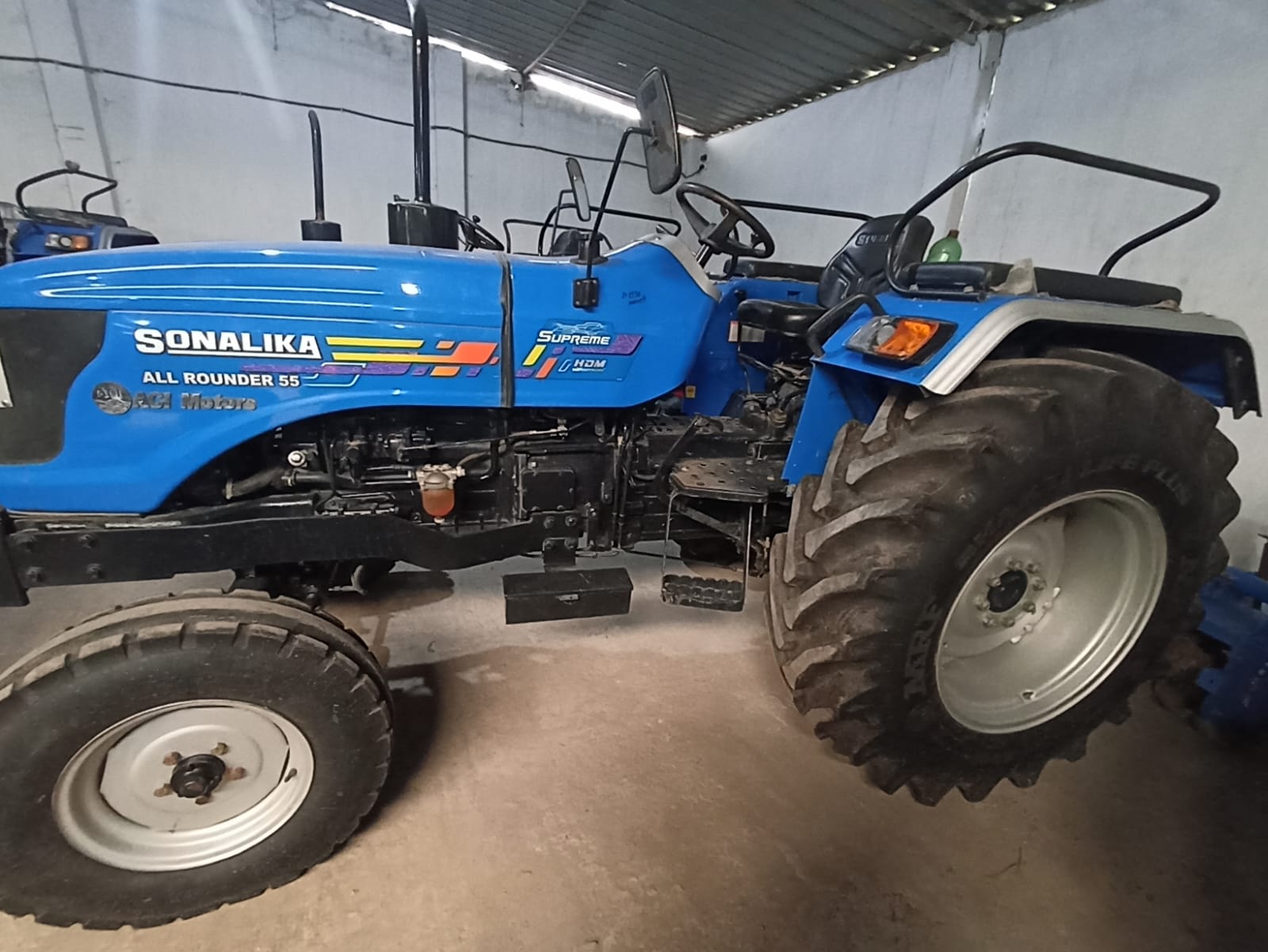 Left view - Sonalika 55 All-Rounder Supr.