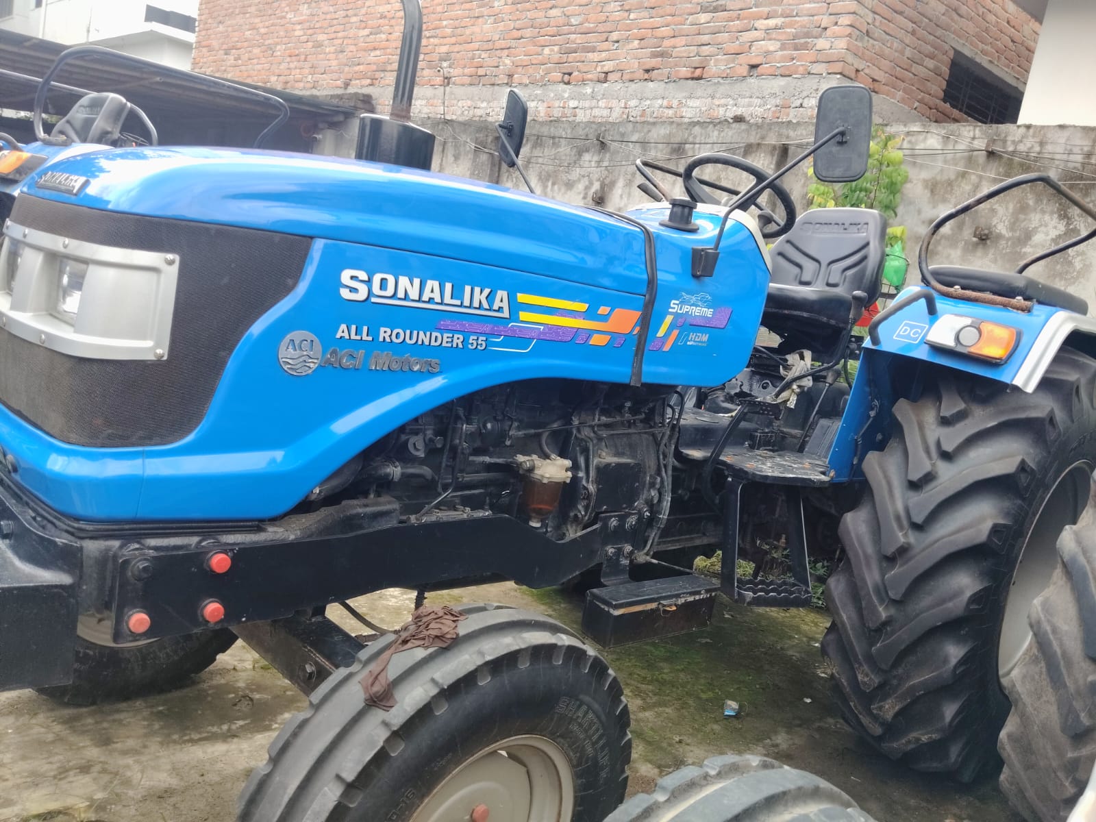 Left view - Sonalika 55 All-Rounder Supr.