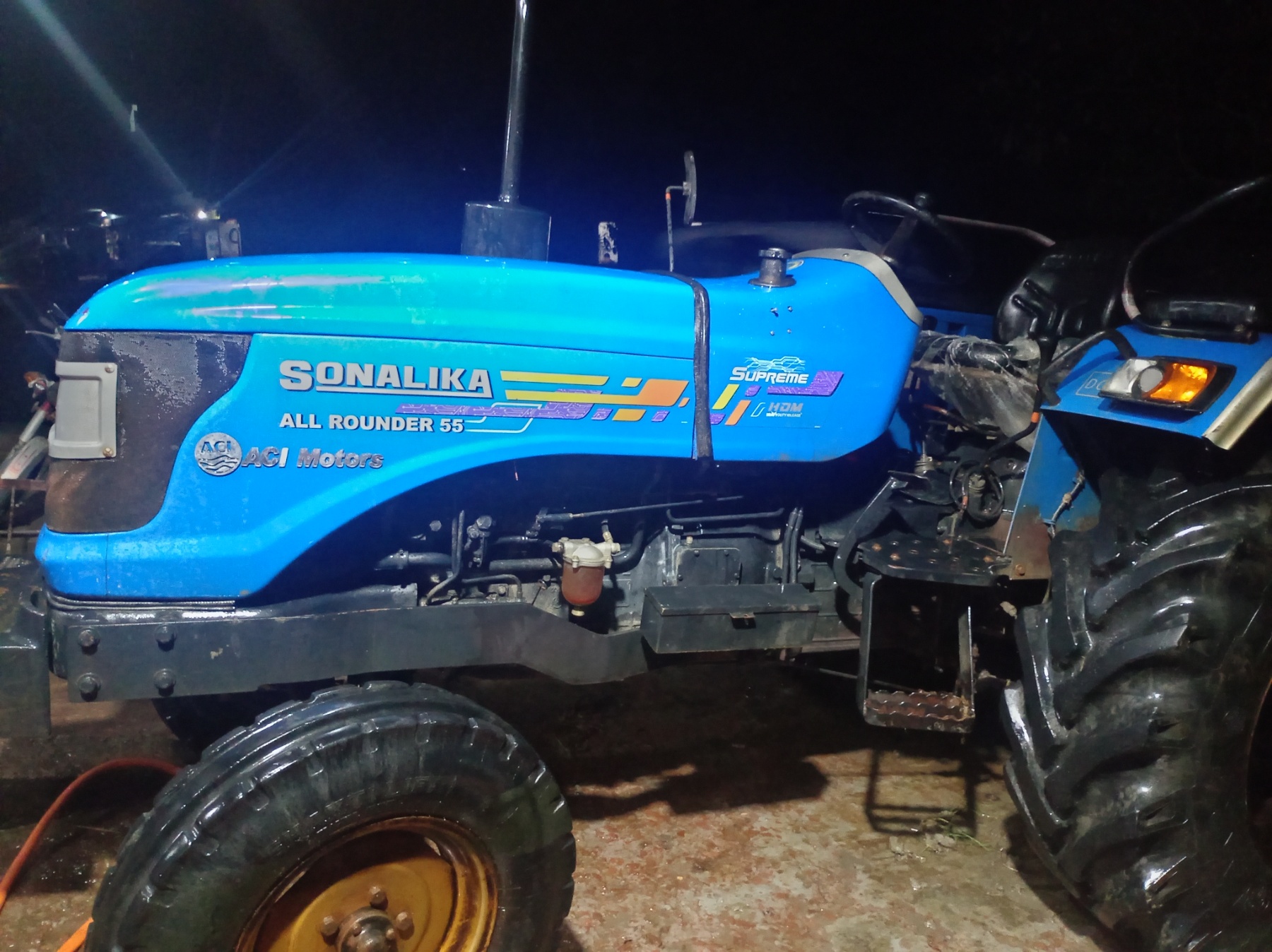 Left view - Sonalika 55 All-Rounder Supr.