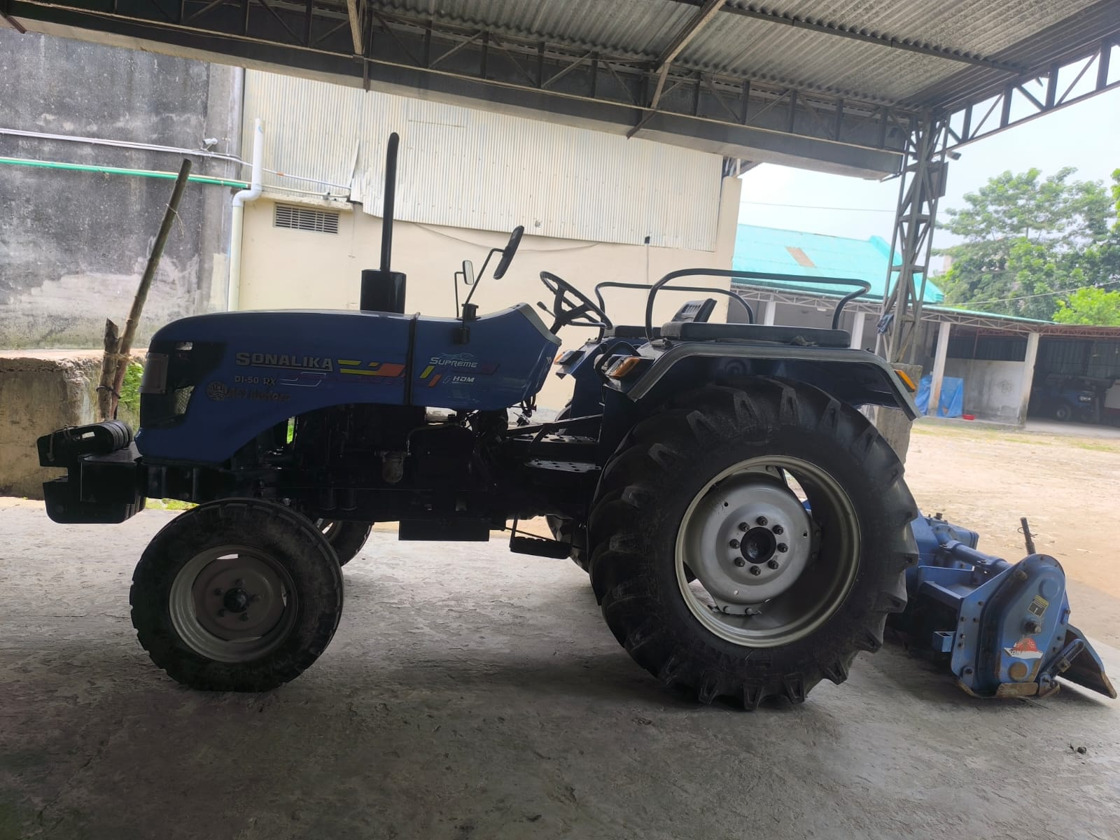 Left view - Sonalika DI-50RX  Supreme