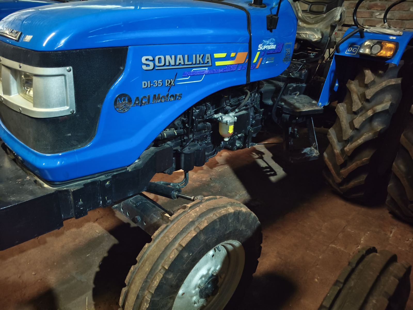 Left view - Sonalika DI 35 RX H Supreme