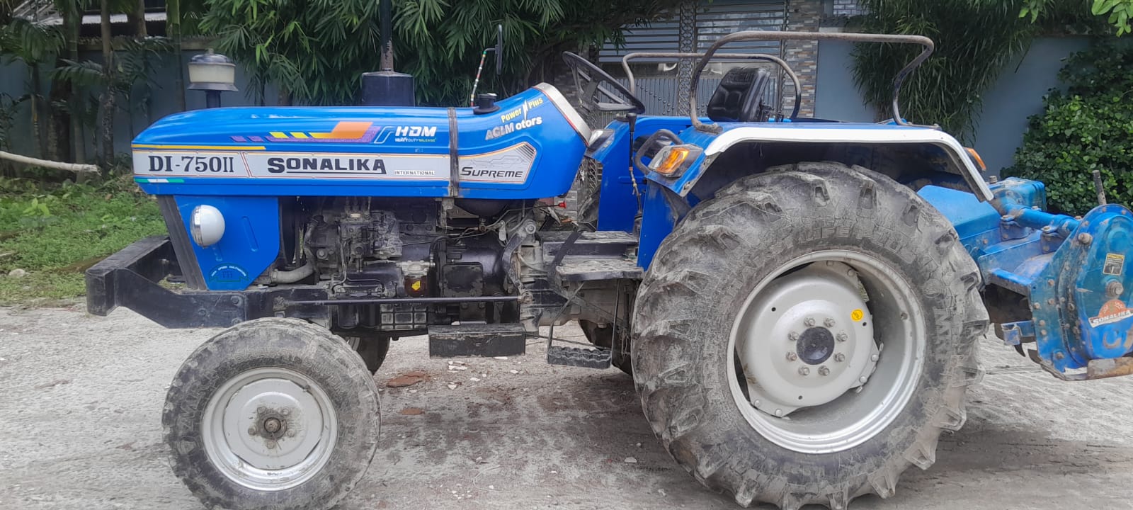 Left view - Sonalika DI-750 II Supreme