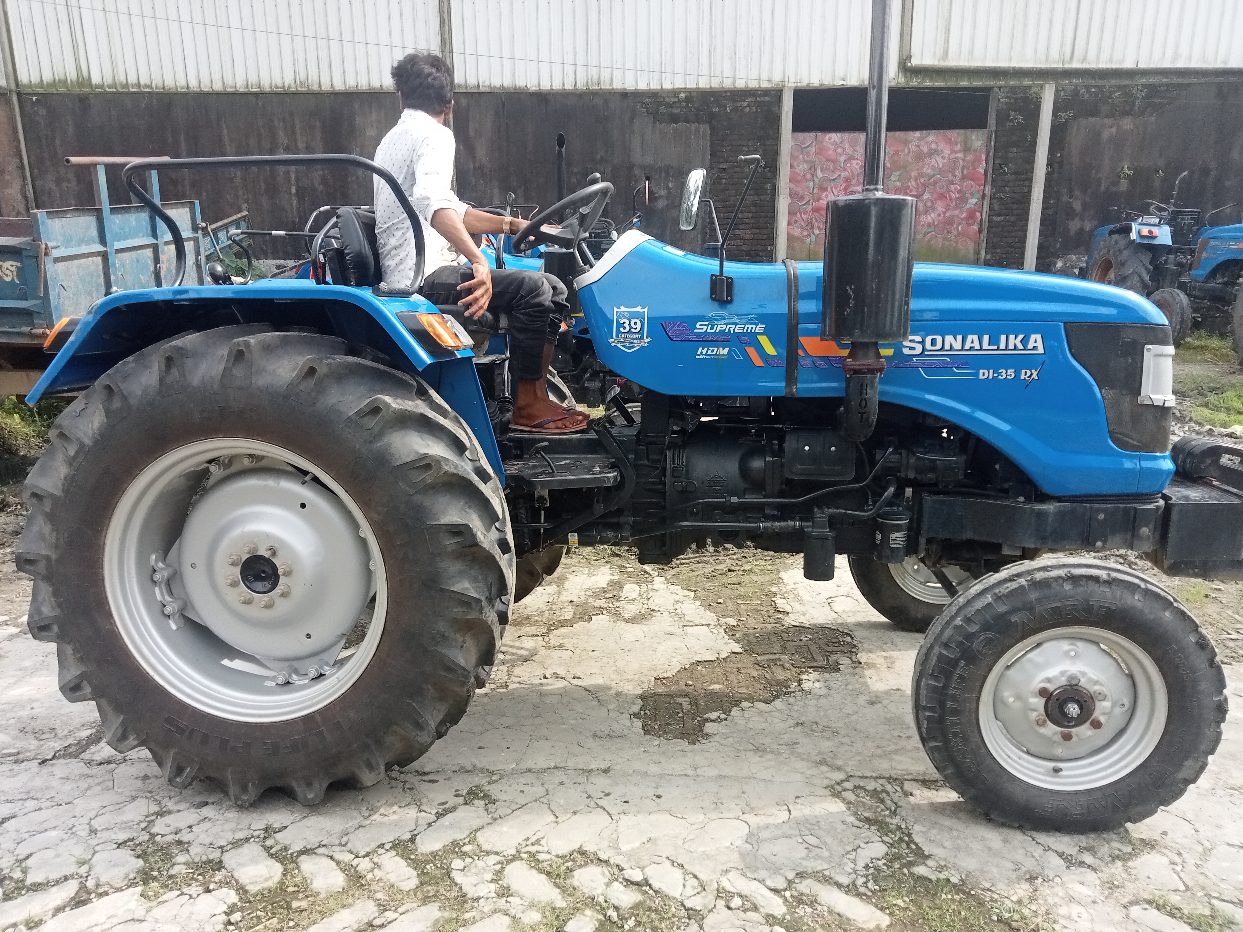 Left view - Sonalika DI 35 RX H Supreme
