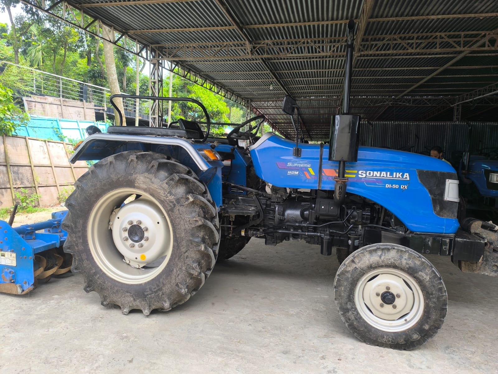 Right view - Sonalika DI-50RX  Supreme