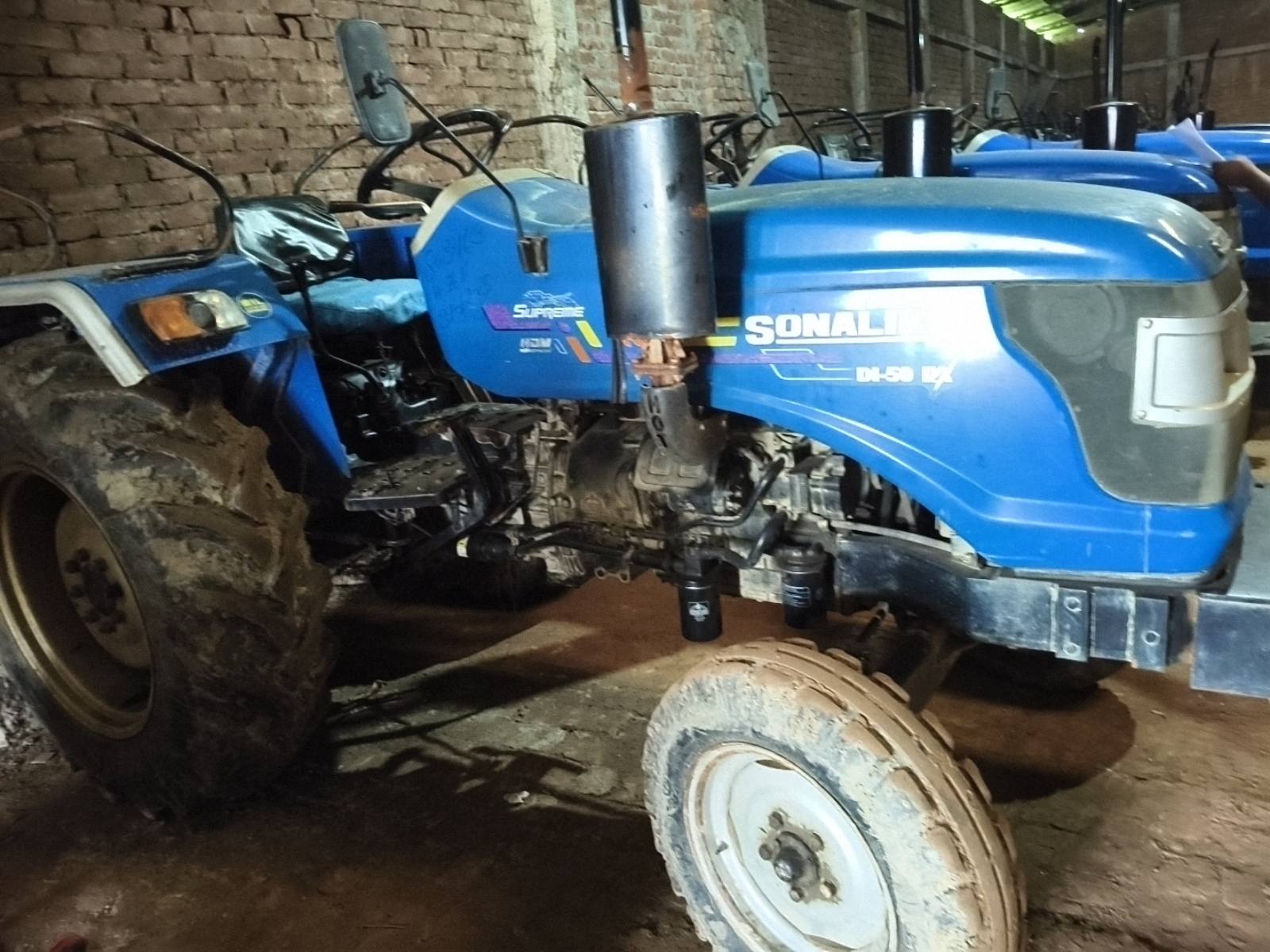 Right view - Sonalika DI-50RX  Supreme