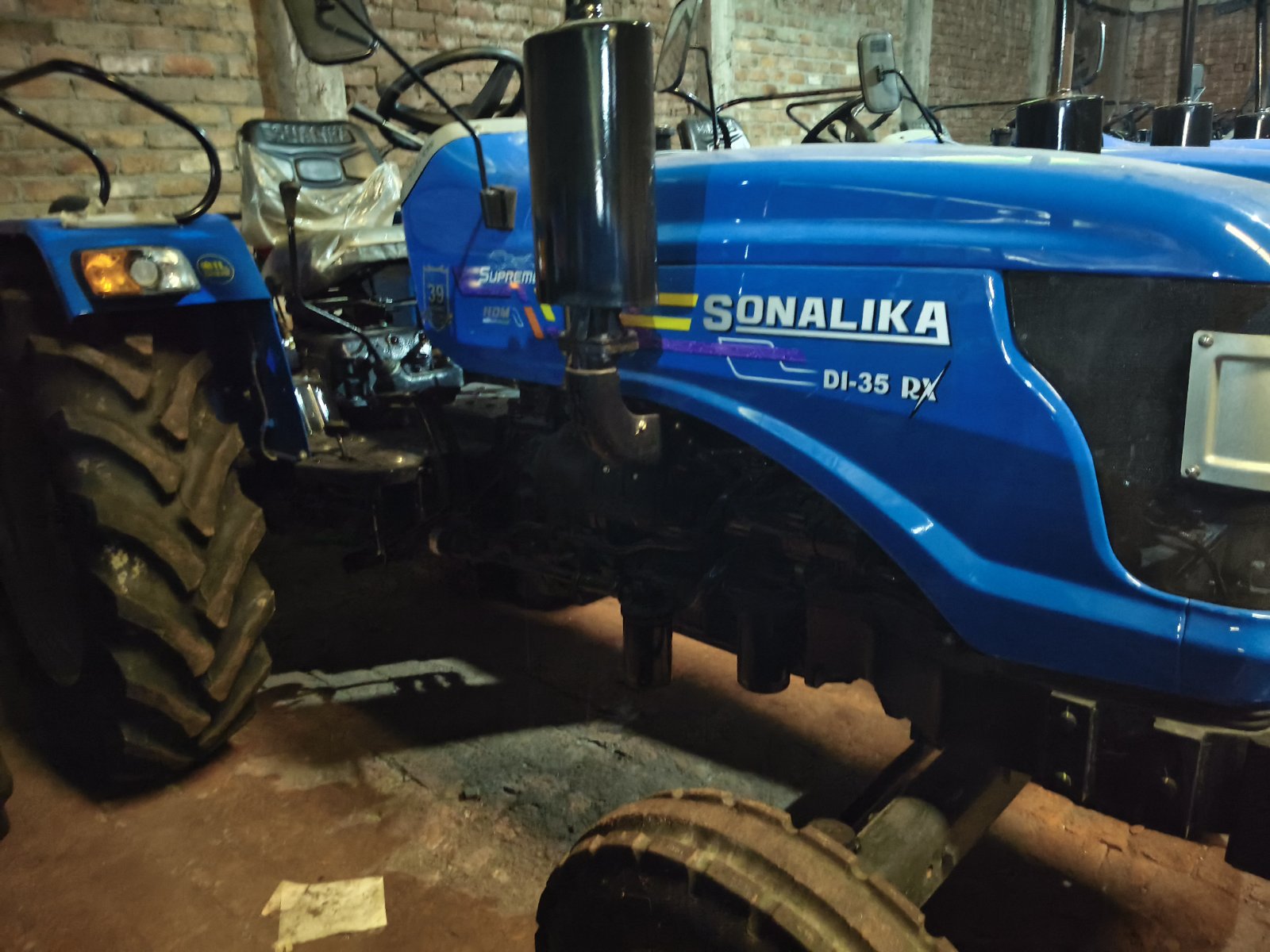 Right view - Sonalika DI 35 RX H Supreme