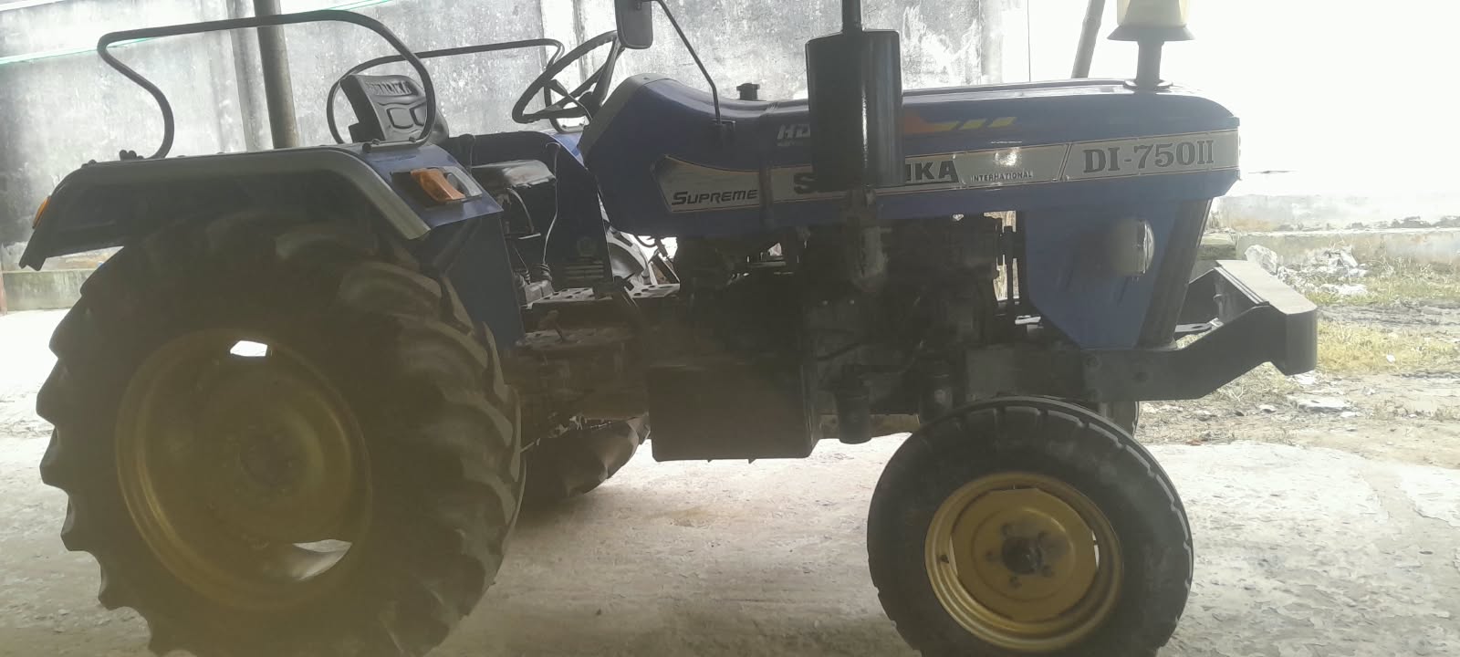 Right view - Sonalika DI-750 II Supreme
