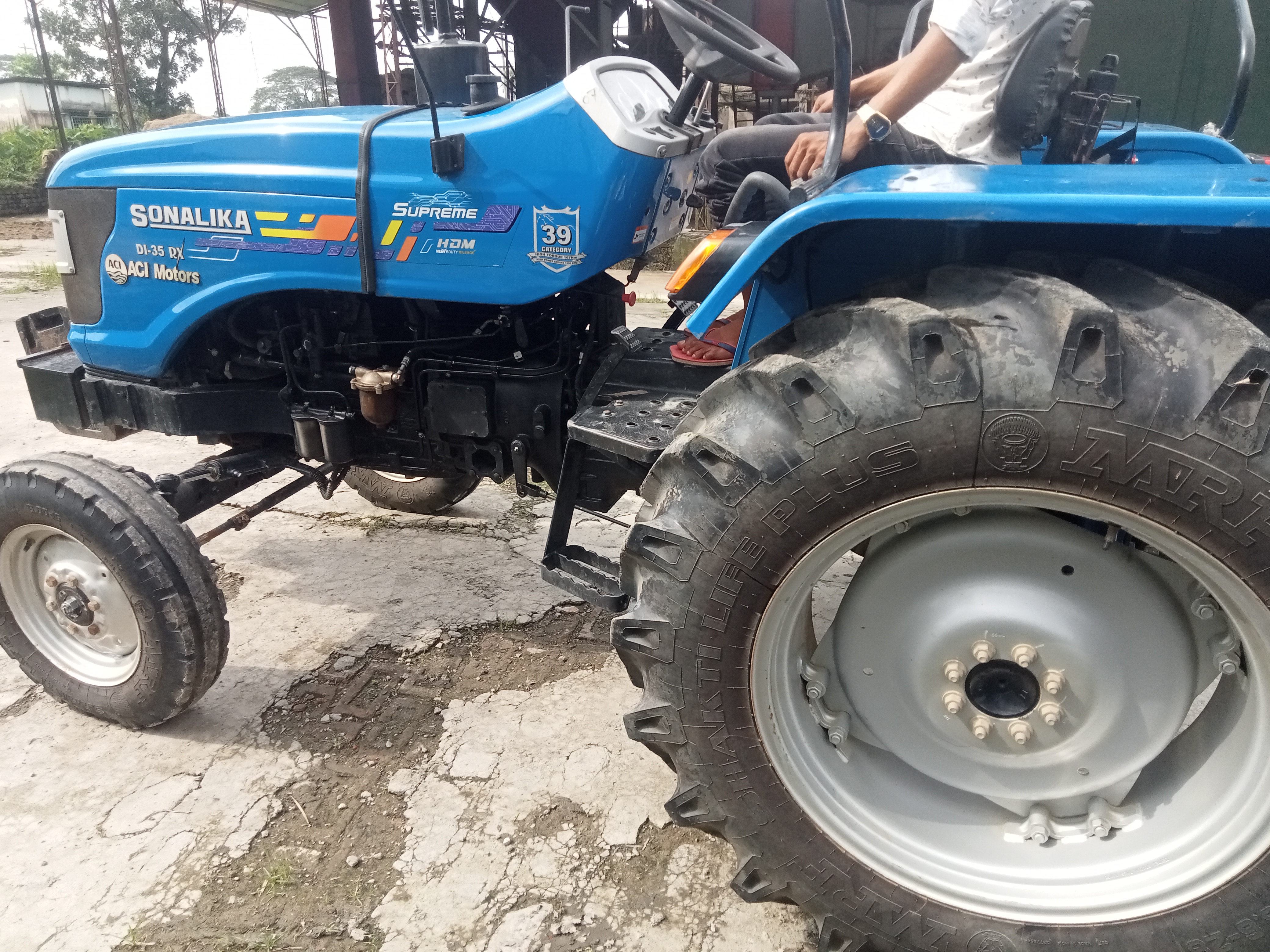 Right view - Sonalika DI 35 RX H Supreme